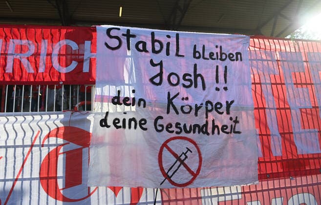 Sport Themen der Woche KW43 Fussball, Herren, Saison 2021 2022, 1. Bundesliga (10. Spieltag), 1. FC Union Berlin - FC Bayern München, Fans des FC Bayern, Transparent am Gästeblock für Joshua Kimmich (Bayern München), Stabil bleiben Josh !!, dein Körper, deine Gesundheit, 30.10. 2021, *** Football, Men, Season 2021 2022, 1 Bundesliga 10 Matchday , 1 FC Union Berlin FC Bayern Munich, Fans of FC Bayern, banner at the guest block for Joshua Kimmich Bayern Munich , Stay stable Josh , your body, your health, 30 10 2021, Copyright: xMatthiasxKochx