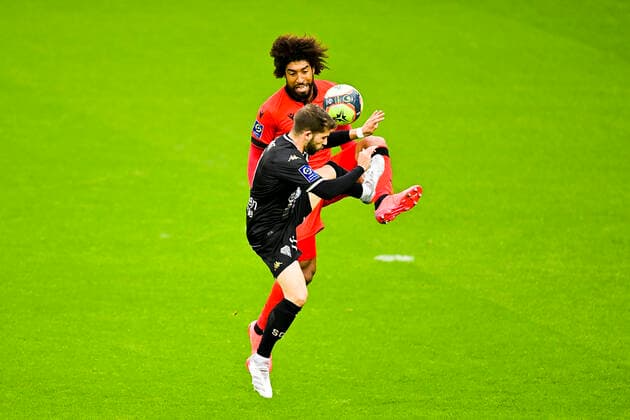 Jimmy Cabot (Angers) vs Bonfim Dante (Nice) FOOTBALL : SCO Angers vs OGC Nice - Ligue1 uber eats J12 - 31 10 2021 JBAutissier Panoramic 