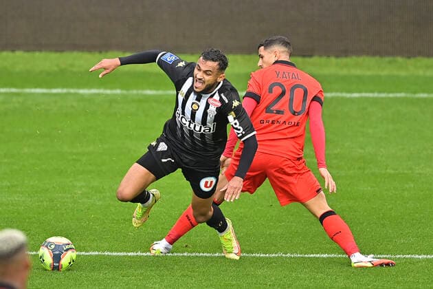 Sofiane Boufal (Angers) vs Youcef Atal (Nice) FOOTBALL : SCO Angers vs OGC Nice - Ligue1 uber eats J12 - 31 10 2021 JBAutissier Panoramic 