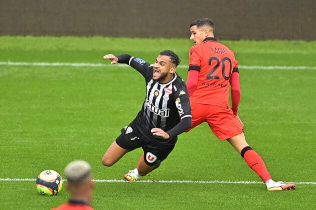 Sofiane Boufal (Angers) vs Youcef Atal (Nice) FOOTBALL : SCO Angers vs OGC Nice - Ligue1 uber eats J12 - 31 10 2021 JBAutissier Panoramic 