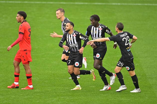 Joie des joueurs d Angers apres le but de Sofiane Boufal (Angers) sur penalty FOOTBALL : SCO Angers vs OGC Nice - Ligue1 uber eats J12 - 31 10 2021 JBAutissier Panoramic 