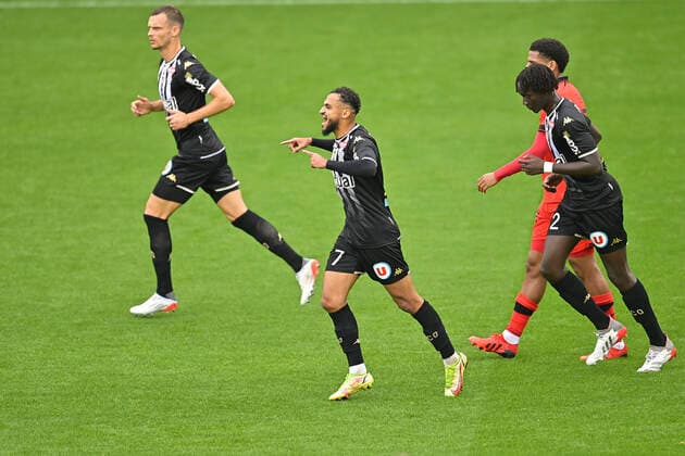 Joie des joueurs d Angers apres le but de Sofiane Boufal (Angers) sur penalty FOOTBALL : SCO Angers vs OGC Nice - Ligue1 uber eats J12 - 31 10 2021 JBAutissier Panoramic 