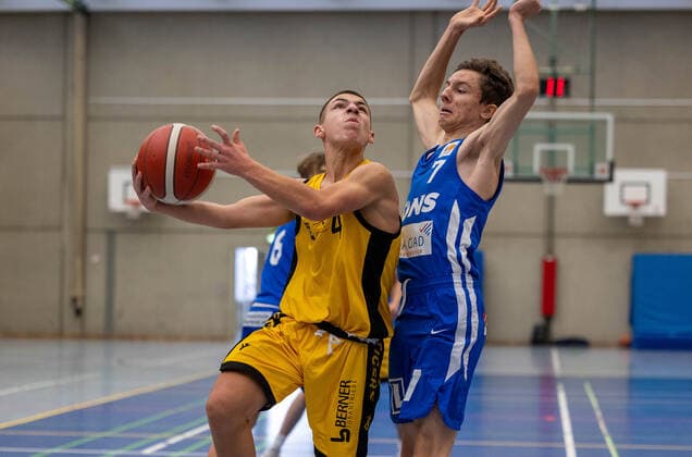 Alexis Boutaris (Young Tigers Tuebingen, 4), Flynn Lange (PS Karlsruhe Lions, 7)¨¨Young Tigers Tuebingen vs. PS Karlsruhe Lions, Basketball, Jugend Basketball Bundesliga, JBBL, Vorrunde Gruppe 7, Spieltag 5, Spielzeit 2021 2022, 31.10.2021, ¨¨ Young Tigers Tuebingen - PS Karlsruhe Lions, Basketball, Jugend Bundesliga, Jugend Basketball Bundeslige, Spieltag 5, Spielzeit 2021 2022, 31.10.2021 Tuebingen Copyright: xDennisxDuddek xEibnerxPressefotox EP_DDK