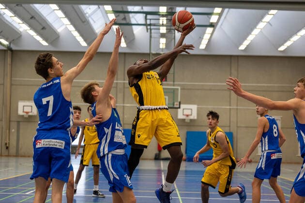 Krans Kemajou (Young Tigers Tuebingen, 10)¨¨Young Tigers Tuebingen vs. PS Karlsruhe Lions, Basketball, Jugend Basketball Bundesliga, JBBL, Vorrunde Gruppe 7, Spieltag 5, Spielzeit 2021 2022, 31.10.2021, ¨¨ Young Tigers Tuebingen - PS Karlsruhe Lions, Basketball, Jugend Bundesliga, Jugend Basketball Bundeslige, Spieltag 5, Spielzeit 2021 2022, 31.10.2021 Tuebingen Copyright: xDennisxDuddek xEibnerxPressefotox EP_DDK