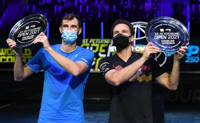 6686038 31.10.2021 Britian s Jamie Murray and Brazil s Bruno Soares attend the awarding ceremony of the finalists at the St. Petersburg Open international tennis tournament in St. Petersburg, Russia. Alexander Galperin Sputnik Russia Tennis St Petersburg Open  74234dc7e3884cd
