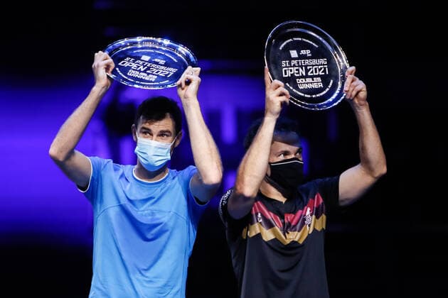 ATP, Tennis Herren St. Petersburg Open 2021 International Tennis Tournament Jamie Murray of Great Britain and Bruno Soares of Brazil celebrate with their trophies during the prize-giving ceremony following the men s doubles final tennis match of the ATP 250 St. Petersburg Open 2021 International Tennis Tournament at the Sibur Arena on October 31, 2021 in Saint Petersburg, Russia. Saint Petersburg Russia  Copyright: xMikexKireevx kireev-notitle211031_npDnM
