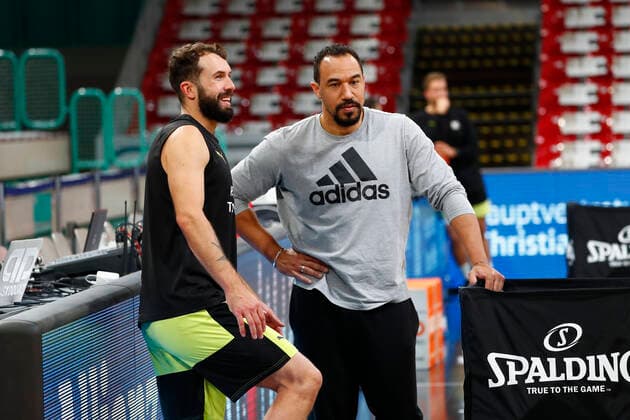 6. Spieltag der easyCredit BBL Basketball Bundesliga in der Oberfrankenhalle in Bayreuth Saison 2021-2022 Medi Bayreuth gegen FC Bayern München Bastian Doreth (Medi Bayreuth 10) links Demond Greene (FC Bayern München) Co- Trainer rechts