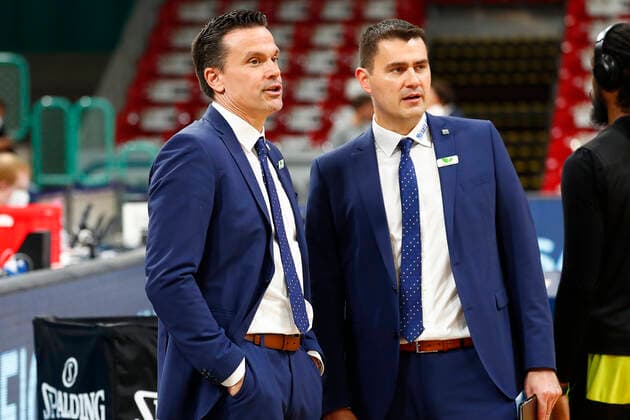 6. Spieltag der easyCredit BBL Basketball Bundesliga in der Oberfrankenhalle in Bayreuth Saison 2021-2022 Medi Bayreuth gegen FC Bayern München Raoul Korner (Medi Bayreuth) Trainer links Mauricio Parra ( Medi Bayreuth ) Co-Trainer rechts