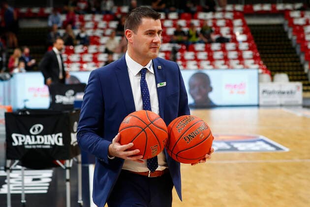 6. Spieltag der easyCredit BBL Basketball Bundesliga in der Oberfrankenhalle in Bayreuth Saison 2021-2022 Medi Bayreuth gegen FC Bayern München Mauricio Parra ( Medi Bayreuth ) Co-Trainer