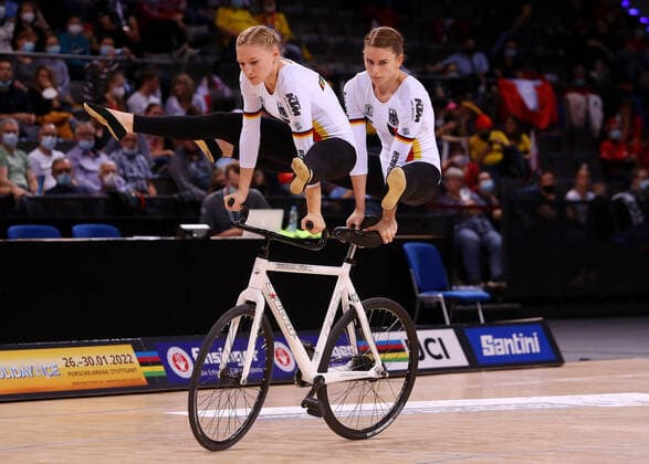 Bilder des Jahres 2021, Sport 10 Oktober Sport Themen der Woche KW43 Sport Bilder des Tages BAU 31.10.2021 Stuttgart Indoor Cycling World Championships 2021, Pair Women Finale, Weltmeisterinnen v.l. Selina Marquardt und Helen Vordermeier (GER) *** BAU 31 10 2021 Stuttgart Indoor Cycling World Championships 2021, Pair Women Final, World Champions v l Selina Marquardt and Helen Vordermeier GER