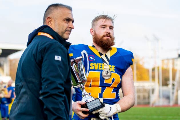211031 Sveriges Mattias Eriksson deppar efter EM-finalen i amerikansk fotboll mellan Sverige och Italien den 31 oktober 2021 i Malmö. Copyright: NICLASxJÖNSSON BB211031NO047