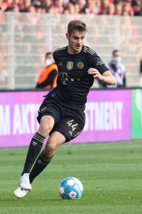 DEU, DFL, 1. FBL, 1.FC Union vs. Bayern Muenchen, 30.10.2021, Stadion Alte Foersterei, Berlin, DEU, DFL, 1. FBL, 1.FC Union vs. Bayern Muenchen, im Bild Josip Stanisic (FC Bayern Muenchen 44)
