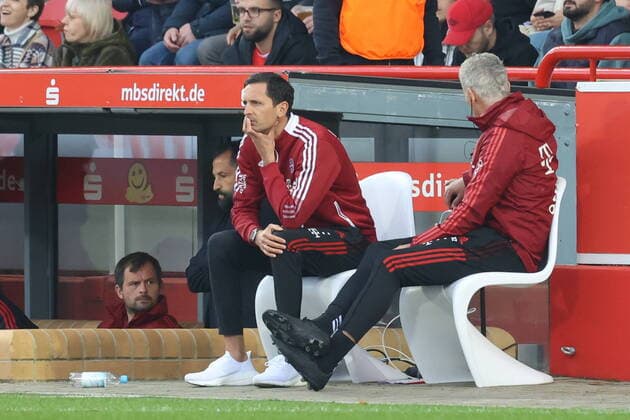 DEU, DFL, 1. FBL, 1.FC Union vs. Bayern Muenchen, 30.10.2021, Stadion Alte Foersterei, Berlin, DEU, DFL, 1. FBL, 1.FC Union vs. Bayern Muenchen, im Bild Co-Trainer Dino Toppmoeller (FC Bayern Muenchen), Managner Hasan Salihamidzic (FC Bayern Muenchen), Bayern Muenchen-Spielerbank