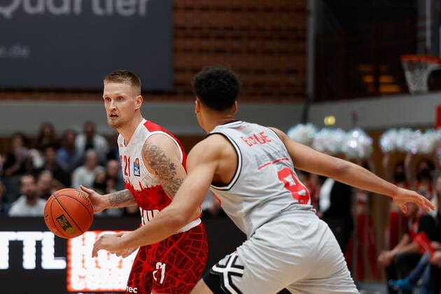 31.10.2021, Basketball, BBL, Hauptrunde 2021 - 2022, s.Oliver Wuerzburg - Jobstairs Giessen 46ers, GER, Wuerzburg, s.Oliver Arena Bild: v. li. Aigars Skele (s.Oliver Wuerzburg) und Brayon Blake (JobStairs GIESSEN 46ers) Copyright: HMBxMedia xHeikoxBecker