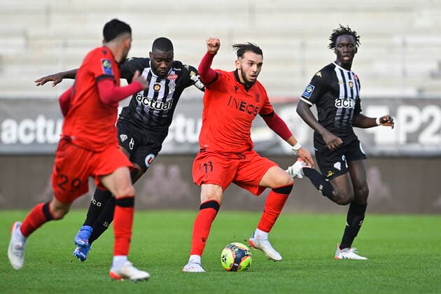 Amine Gouiri (Nice) vs Ismael Traore (Angers) FOOTBALL : SCO Angers vs OGC Nice - Ligue1 uber eats J12 - 31 10 2021 JBAutissier Panoramic 