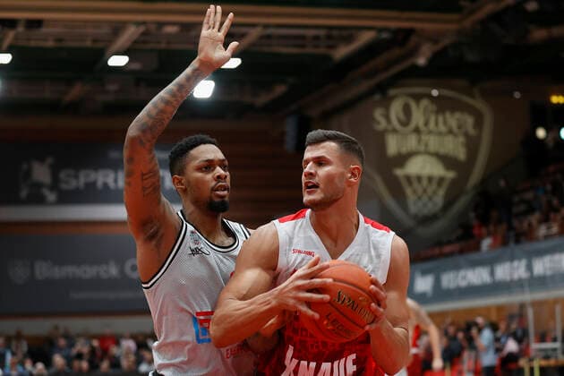 31.10.2021, Basketball, BBL, Hauptrunde 2021 - 2022, s.Oliver Wuerzburg - Jobstairs Giessen 46ers, GER, Wuerzburg, s.Oliver Arena Bild: v. li. Phillip Fayne II (JobStairs GIESSEN 46ers) und Filip Stanic (s.Oliver Wuerzburg) Copyright: HMBxMedia xHeikoxBecker