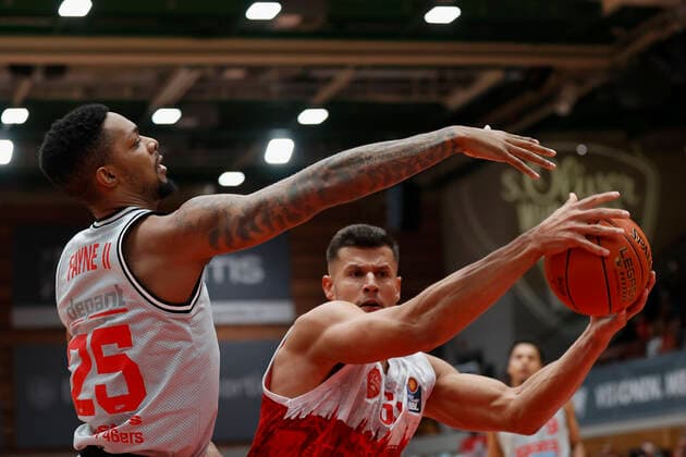 31.10.2021, Basketball, BBL, Hauptrunde 2021 - 2022, s.Oliver Wuerzburg - Jobstairs Giessen 46ers, GER, Wuerzburg, s.Oliver Arena Bild: v. li. Phillip Fayne II (JobStairs GIESSEN 46ers) und Filip Stanic (s.Oliver Wuerzburg) Copyright: HMBxMedia xHeikoxBecker