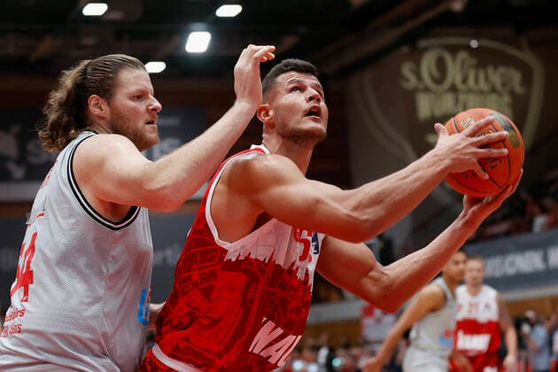 31.10.2021, Basketball, BBL, Hauptrunde 2021 - 2022, s.Oliver Wuerzburg - Jobstairs Giessen 46ers, GER, Wuerzburg, s.Oliver Arena Bild: v. li. John Bryant (JobStairs GIESSEN 46ers) und Filip Stanic (s.Oliver Wuerzburg) Copyright: HMBxMedia xHeikoxBecker