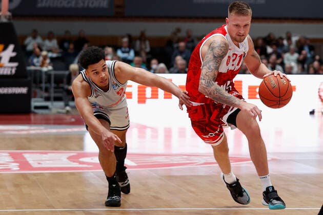 31.10.2021, Basketball, BBL, Hauptrunde 2021 - 2022, s.Oliver Wuerzburg - Jobstairs Giessen 46ers, GER, Wuerzburg, s.Oliver Arena Bild: v. li. Maximilian Begue (JobStairs GIESSEN 46ers) und Aigars Skele (s.Oliver Wuerzburg) Copyright: HMBxMedia xHeikoxBecker