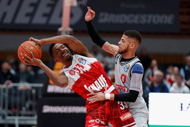 31.10.2021, Basketball, BBL, Hauptrunde 2021 - 2022, s.Oliver Wuerzburg - Jobstairs Giessen 46ers, GER, Wuerzburg, s.Oliver Arena Bild: v. li. Kerron Johnson (s.Oliver Wuerzburg) und Kendale McCullum (JobStairs GIESSEN 46ers) Copyright: HMBxMedia xHeikoxBecker