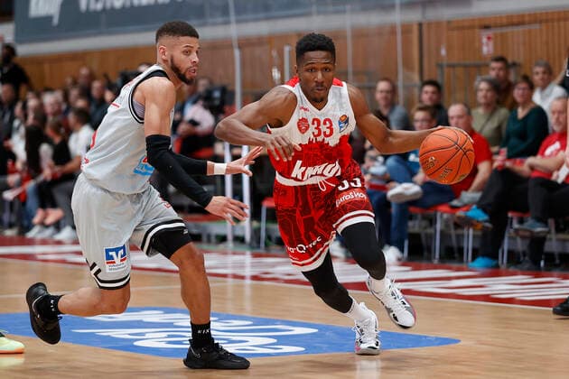 31.10.2021, Basketball, BBL, Hauptrunde 2021 - 2022, s.Oliver Wuerzburg - Jobstairs Giessen 46ers, GER, Wuerzburg, s.Oliver Arena Bild: v. li. Kendale McCullum (JobStairs GIESSEN 46ers) und Kerron Johnson (s.Oliver Wuerzburg) Copyright: HMBxMedia xHeikoxBecker