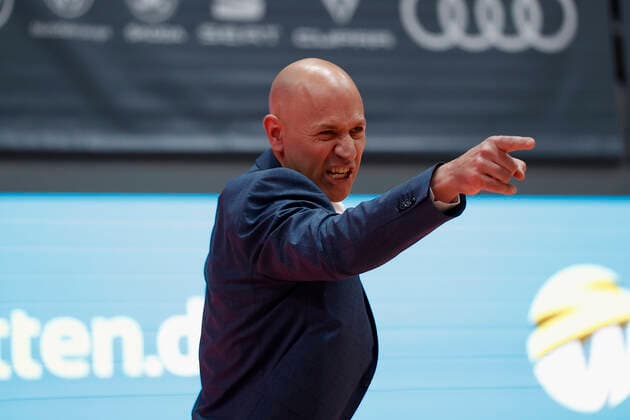 31.10.2021, Basketball, BBL, Hauptrunde 2021 - 2022, s.Oliver Wuerzburg - Jobstairs Giessen 46ers, GER, Wuerzburg, s.Oliver Arena Bild: v. li. Headcoach Denis Wucherer (s.Oliver Wuerzburg) Copyright: HMBxMedia xHeikoxBecker