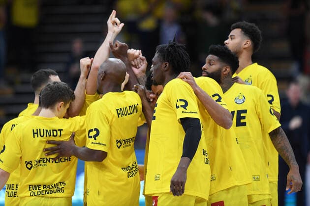 BG Göttingen - EWE Baskets Oldenburg 31.10.2021, Basketball-Bundesliga, Saison 2021 2022, 6. Spieltag, BG Göttingen - EWE Baskets Oldenburg. Oldenburgs Spieler stehen zusammen. Göttingen Niedersachsen Deutschland