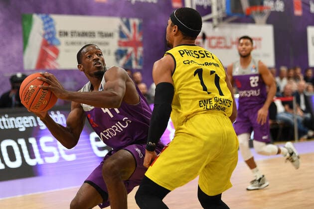 BG Göttingen - EWE Baskets Oldenburg 31.10.2021, Basketball-Bundesliga, Saison 2021 2022, 6. Spieltag, BG Göttingen - EWE Baskets Oldenburg. Göttingens Kamar Baldwin (l) spielt gegen Oldenburgs Phil Pressey. Göttingen Niedersachsen Deutschland