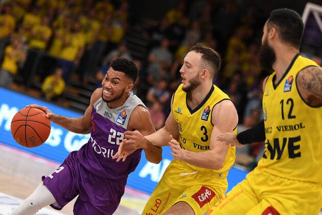 BG Göttingen - EWE Baskets Oldenburg 31.10.2021, Basketball-Bundesliga, Saison 2021 2022, 6. Spieltag, BG Göttingen - EWE Baskets Oldenburg. Göttingens Stephen Brown (l) spielt gegen Oldenburgs Max Heidegger (M) und Oldenburgs Martin Breunig. Göttingen Niedersachsen Deutschland
