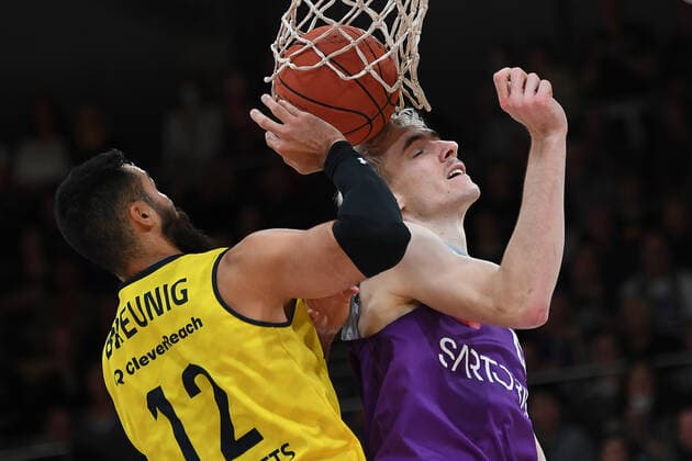 BG Göttingen - EWE Baskets Oldenburg 31.10.2021, Basketball-Bundesliga, Saison 2021 2022, 6. Spieltag, BG Göttingen - EWE Baskets Oldenburg. Göttingens Philipp Hartwich (r) spielt gegen Oldenburgs Martin Breunig. Göttingen Niedersachsen Deutschland