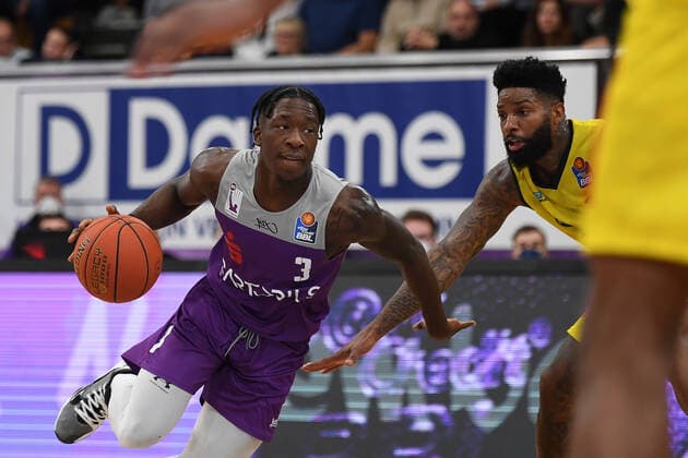 BG Göttingen - EWE Baskets Oldenburg 31.10.2021, Basketball-Bundesliga, Saison 2021 2022, 6. Spieltag, BG Göttingen - EWE Baskets Oldenburg. Göttingens Zack Bryant am Ball. Göttingen Niedersachsen Deutschland