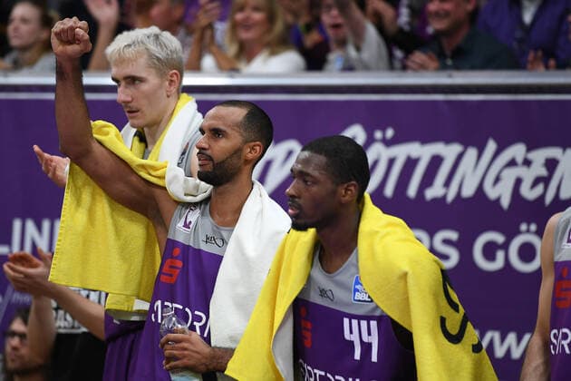 BG Göttingen - EWE Baskets Oldenburg 31.10.2021, Basketball-Bundesliga, Saison 2021 2022, 6. Spieltag, BG Göttingen - EWE Baskets Oldenburg. Göttingens Philipp Hartwich (l-r), Göttingens Akeem Vargas und Göttingens Kamar Baldwin. Göttingen Niedersachsen Deutschland