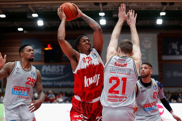 31.10.2021, Basketball, BBL, Hauptrunde 2021 - 2022, s.Oliver Wuerzburg - Jobstairs Giessen 46ers, GER, Wuerzburg, s.Oliver Arena Bild: v. li. Phillip Fayne II (JobStairs GIESSEN 46ers), Desi Rodriguez (s.Oliver Wuerzburg), Florian Koch (JobStairs GIESSEN 46ers) und Kendale McCullum (JobStairs GIESSEN 46ers) Copyright: HMBxMedia xHeikoxBecker