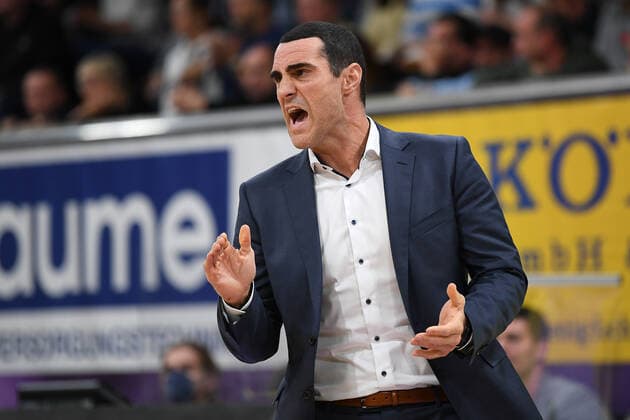 BG Göttingen - EWE Baskets Oldenburg 31.10.2021, Basketball-Bundesliga, Saison 2021 2022, 6. Spieltag, BG Göttingen - EWE Baskets Oldenburg. Göttingens Trainer Roel Moors gestikuliert. Göttingen Niedersachsen Deutschland