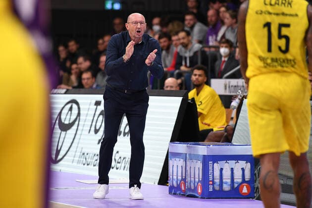 BG Göttingen - EWE Baskets Oldenburg 31.10.2021, Basketball-Bundesliga, Saison 2021 2022, 6. Spieltag, BG Göttingen - EWE Baskets Oldenburg. Oldenburgs Trainer Mladen Drijencic klatscht. Göttingen Niedersachsen Deutschland