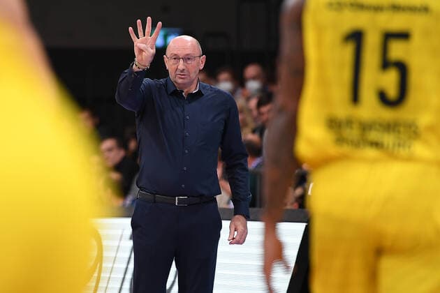 BG Göttingen - EWE Baskets Oldenburg 31.10.2021, Basketball-Bundesliga, Saison 2021 2022, 6. Spieltag, BG Göttingen - EWE Baskets Oldenburg. Oldenburgs Trainer Mladen Drijencic gestikuliert. Göttingen Niedersachsen Deutschland