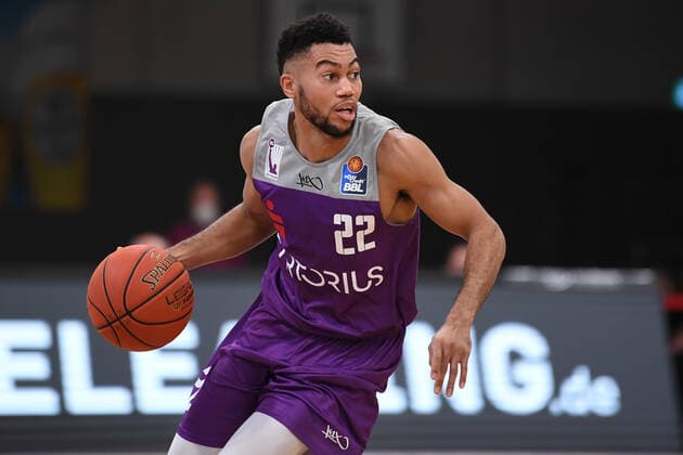BG Göttingen - EWE Baskets Oldenburg 31.10.2021, Basketball-Bundesliga, Saison 2021 2022, 6. Spieltag, BG Göttingen - EWE Baskets Oldenburg. Göttingens Stephen Brown kontrolliert den Ball. Göttingen Niedersachsen Deutschland
