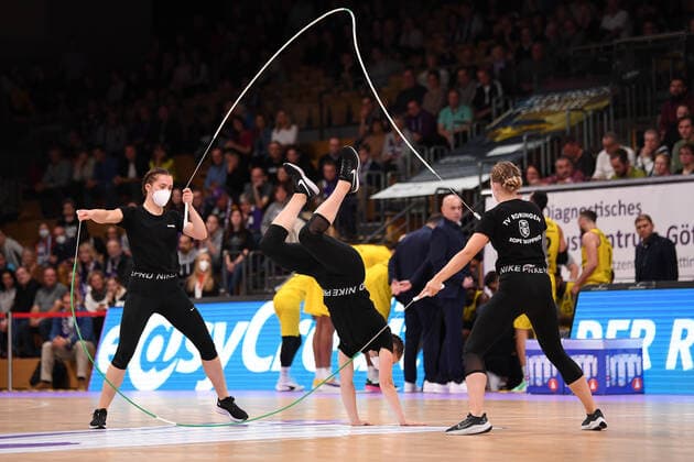 BG Göttingen - EWE Baskets Oldenburg 31.10.2021, Basketball-Bundesliga, Saison 2021 2022, 6. Spieltag, BG Göttingen - EWE Baskets Oldenburg. Rope Skipping. Göttingen Niedersachsen Deutschland