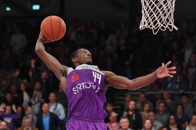 BG Göttingen - EWE Baskets Oldenburg 31.10.2021, Basketball-Bundesliga, Saison 2021 2022, 6. Spieltag, BG Göttingen - EWE Baskets Oldenburg. Göttingens Kamar Baldwin wirft auf den Korb. Göttingen Niedersachsen Deutschland