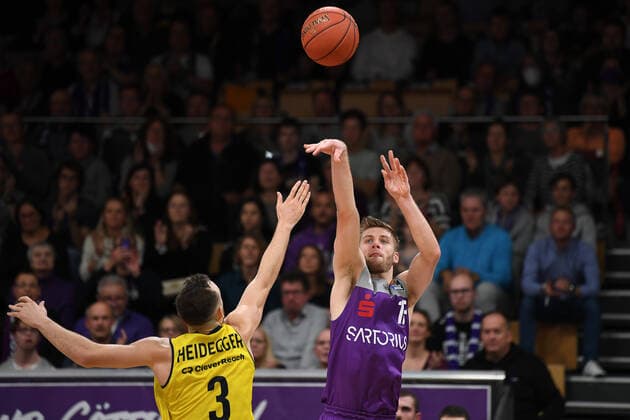 BG Göttingen - EWE Baskets Oldenburg 31.10.2021, Basketball-Bundesliga, Saison 2021 2022, 6. Spieltag, BG Göttingen - EWE Baskets Oldenburg. Göttingens Mathis Mönninghoff (r) spielt gegen Oldenburgs Max Heidegger. Göttingen Niedersachsen Deutschland