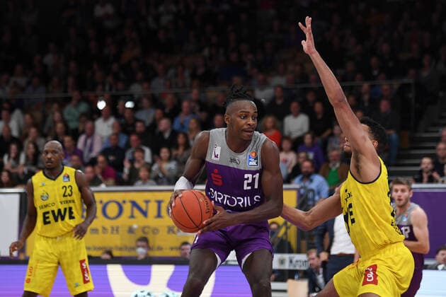 BG Göttingen - EWE Baskets Oldenburg 31.10.2021, Basketball-Bundesliga, Saison 2021 2022, 6. Spieltag, BG Göttingen - EWE Baskets Oldenburg. Göttingens James Dickey (l) sdpielt gegen Oldenburgs TJ Holyfield. Göttingen Niedersachsen Deutschland