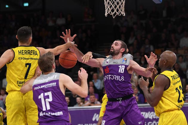 BG Göttingen - EWE Baskets Oldenburg 31.10.2021, Basketball-Bundesliga, Saison 2021 2022, 6. Spieltag, BG Göttingen - EWE Baskets Oldenburg. Göttingens Harper Kamp (r) spielt gegen Oldenburgs Sebastian Herrera. Göttingen Niedersachsen Deutschland