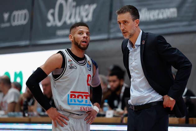 31.10.2021, Basketball, BBL, Hauptrunde 2021 - 2022, s.Oliver Wuerzburg - Jobstairs Giessen 46ers, GER, Wuerzburg, s.Oliver Arena Bild: v. li. Kendale McCullum (JobStairs GIESSEN 46ers) und Headcoach Pete Strobl (JobStairs GIESSEN 46ers) Copyright: HMBxMedia xHeikoxBecker