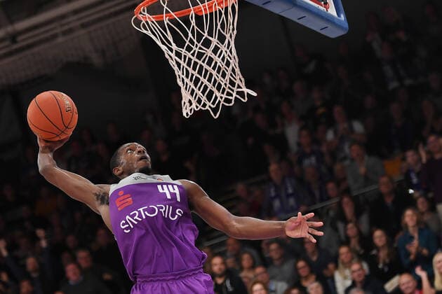 BG Göttingen - EWE Baskets Oldenburg 31.10.2021, Basketball-Bundesliga, Saison 2021 2022, 6. Spieltag, BG Göttingen - EWE Baskets Oldenburg. Göttingens Kamar Baldwin wirft auf den Korb. Göttingen Niedersachsen Deutschland