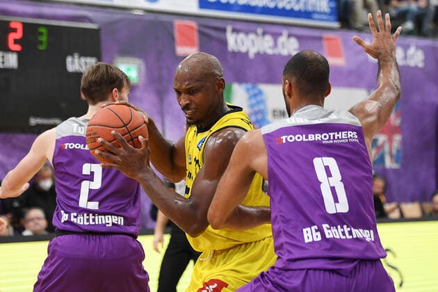 BG Göttingen - EWE Baskets Oldenburg 31.10.2021, Basketball-Bundesliga, Saison 2021 2022, 6. Spieltag, BG Göttingen - EWE Baskets Oldenburg. Oldenburgs Rickey Paulding (M) spielt gegen Göttingens Akeem Vargas (r) und Göttingens Jake Toolson. Göttingen Niedersachsen Deutschland