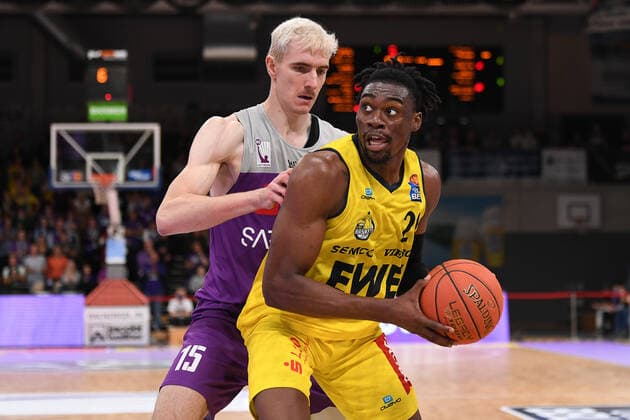 BG Göttingen - EWE Baskets Oldenburg 31.10.2021, Basketball-Bundesliga, Saison 2021 2022, 6. Spieltag, BG Göttingen - EWE Baskets Oldenburg. Oldenburgs Tai Odiase (r) spielt gegen Göttingens Philipp Hartwich. Göttingen Niedersachsen Deutschland
