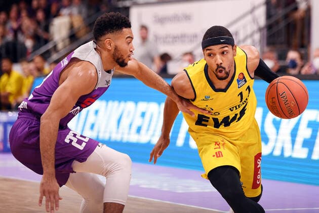 BG Göttingen - EWE Baskets Oldenburg 31.10.2021, Basketball-Bundesliga, Saison 2021 2022, 6. Spieltag, BG Göttingen - EWE Baskets Oldenburg. Oldenburgs Phil Pressey (r) spielt gegen Göttingens Stephen Brown. Göttingen Niedersachsen Deutschland