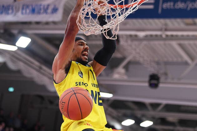 BG Göttingen - EWE Baskets Oldenburg 31.10.2021, Basketball-Bundesliga, Saison 2021 2022, 6. Spieltag, BG Göttingen - EWE Baskets Oldenburg. Oldenburgs Phil Pressey erzielt einen Korb. Göttingen Niedersachsen Deutschland