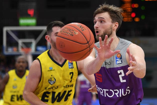 BG Göttingen - EWE Baskets Oldenburg 31.10.2021, Basketball-Bundesliga, Saison 2021 2022, 6. Spieltag, BG Göttingen - EWE Baskets Oldenburg. Göttingens Jake Toolson fängt den Ball. Göttingen Niedersachsen Deutschland