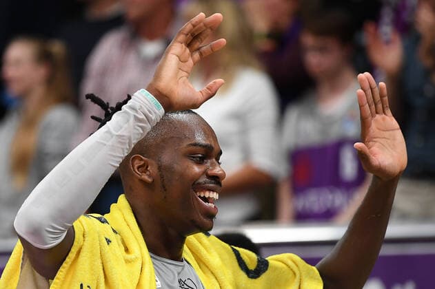 BG Göttingen - EWE Baskets Oldenburg 31.10.2021, Basketball-Bundesliga, Saison 2021 2022, 6. Spieltag, BG Göttingen - EWE Baskets Oldenburg. Göttingens James Dickey hebt die Arme. Göttingen Niedersachsen Deutschland